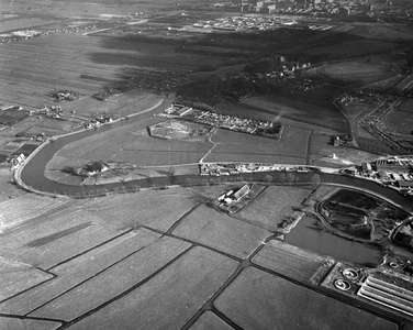 847462 Luchtfoto van de bocht in de rivier de Vecht bij Maarssen, uit het noordwesten. Langs de bocht links zal de S24, ...